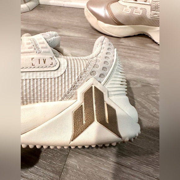 Reebok JJ IV Training Shoe “His & Her” in Chalk and Champagne- size 6 - Picture 5 of 7